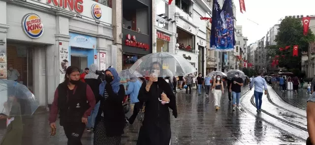 Kısıtlamasız ilk pazar günü Taksim'e gelen vatandaşlar yağmura yakalandı