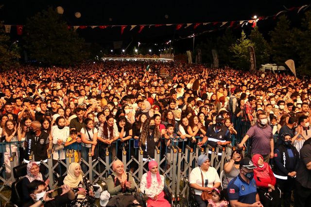 kisitlamasiz ilk pazar gununde haluk levent 10 14244932 o
