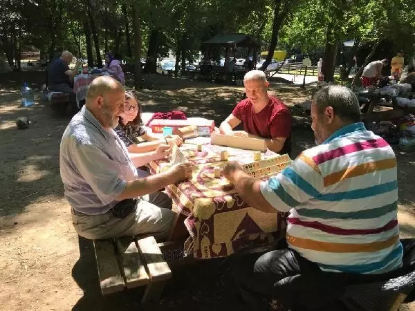 KISITLAMASIZ İLK PAZAR GÜNÜNÜNDE VATANDAŞLAR BELGRAD ORMANINA AKIN ETTİ