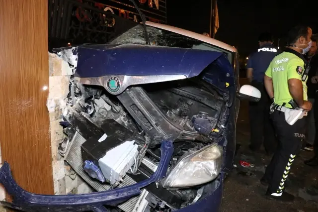 Kontrolden çıkan araç düğün salonunun duvarına çarptı: 1'i ağır 4 yaralı