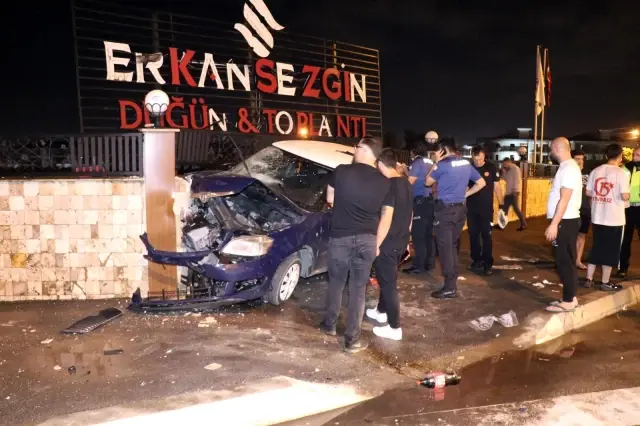 Kontrolden çıkan araç düğün salonunun duvarına çarptı: 1'i ağır 4 yaralı