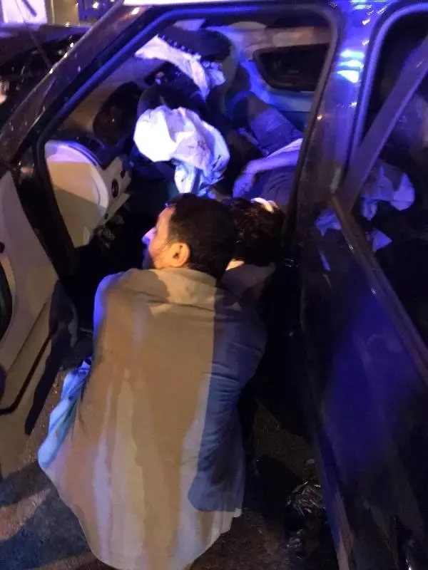 Kontrolden çıkan araç düğün salonunun duvarına çarptı: 1'i ağır 4 yaralı