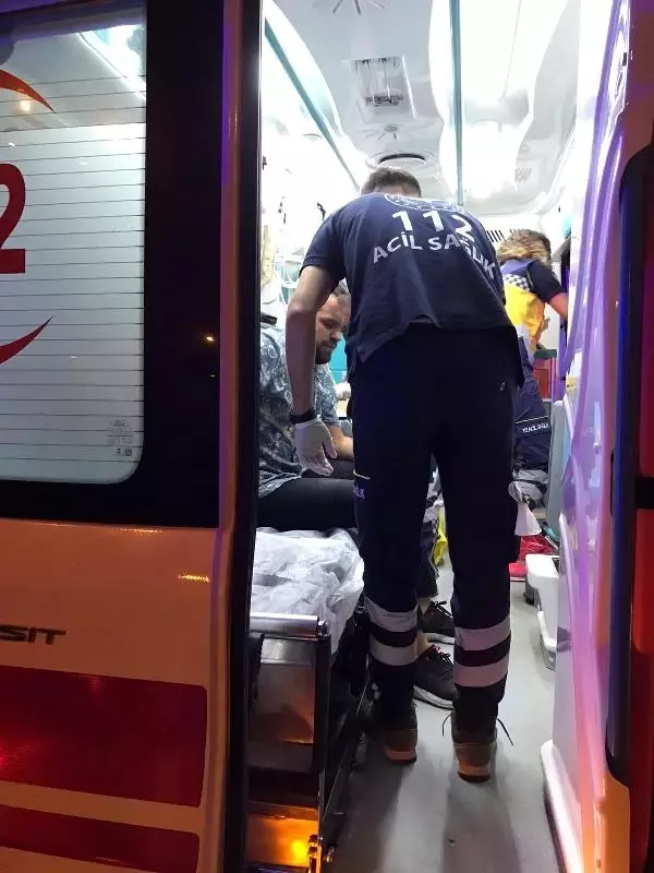 Kontrolden çıkan araç düğün salonunun duvarına çarptı: 1'i ağır 4 yaralı