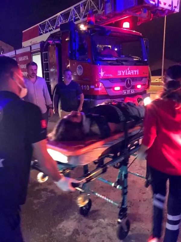 Kontrolden çıkan araç düğün salonunun duvarına çarptı: 1'i ağır 4 yaralı