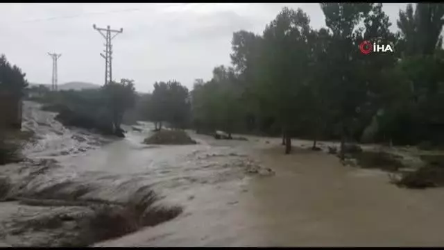 Sağanak yağış etkili oldu: Dere taştı, köy yolu kapandı 2 Sağanak yağış etkili oldu: Dere taştı, köy yolu kapandı