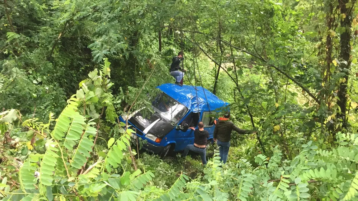 Samsun'da minibüs uçuruma yuvarlandı: 2 yaralı