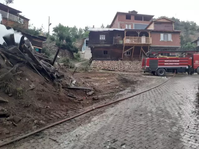 Ev yangınında mutfak tüpü patladı: 2 yaralı