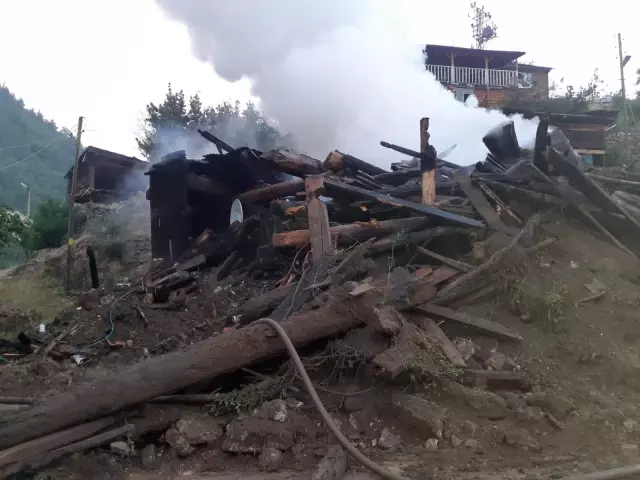 Ev yangınında mutfak tüpü patladı: 2 yaralı