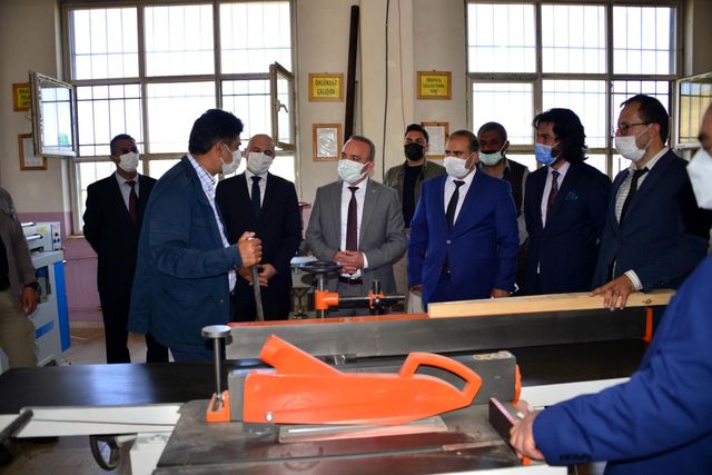 Vali Hüseyin Öner, Göle ilçesinde Atölye ve Laboratuvar açılışı programlarına katıldı
