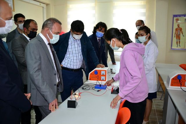 Vali Hüseyin Öner, Göle ilçesinde Atölye ve Laboratuvar açılışı programlarına katıldı