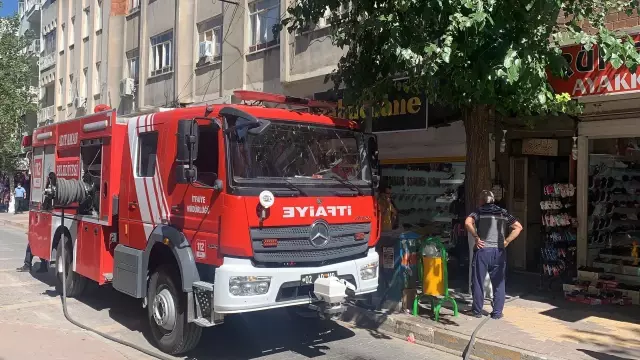 Depo yangını söndürüldü Depo yangını söndürüldü