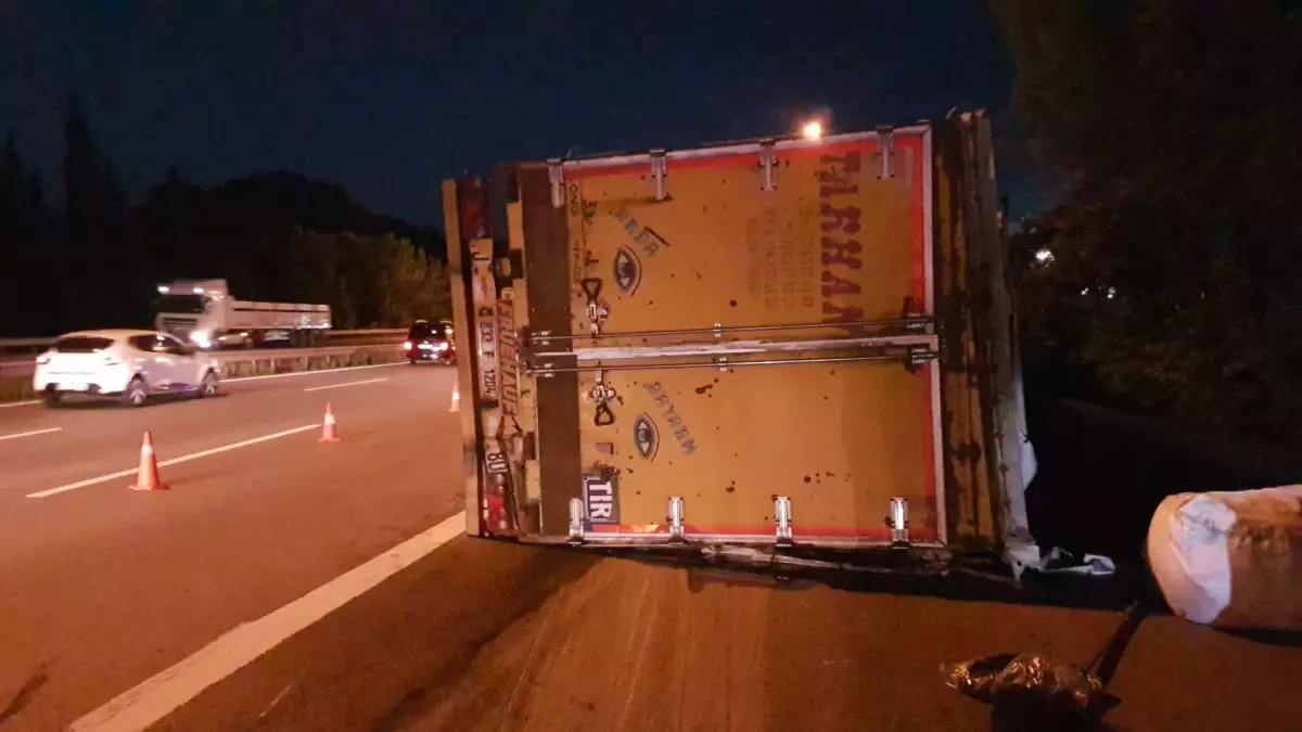 Anadolu Otoyolu'nda devrilen tırda sıkışan kişi itfaiye ekiplerince kurtarıldı