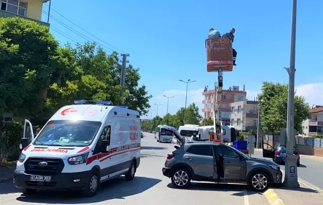 Ayağını gazdan çekmeyince önce araca, sonra direğe çarptı: 1'i çocuk 3 yaralı