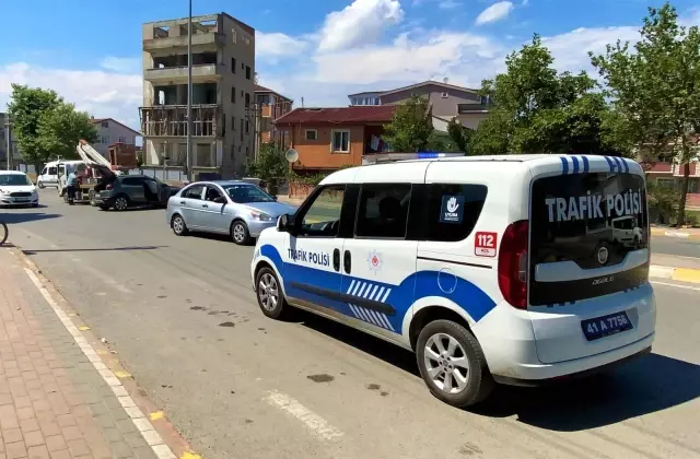 Ayağını gazdan çekmeyince önce araca, sonra direğe çarptı: 1'i çocuk 3 yaralı