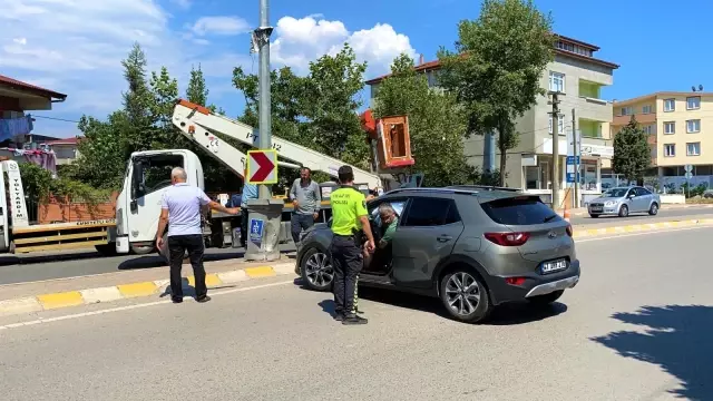 Ayağını gazdan çekmeyince önce araca, sonra direğe çarptı: 1'i çocuk 3 yaralı