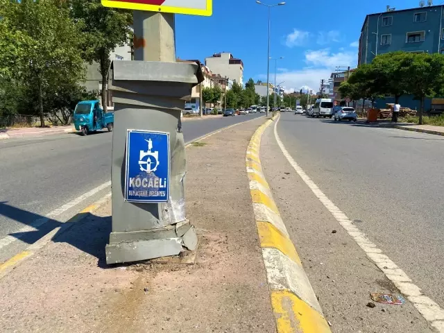 Ayağını gazdan çekmeyince önce araca, sonra direğe çarptı: 1'i çocuk 3 yaralı