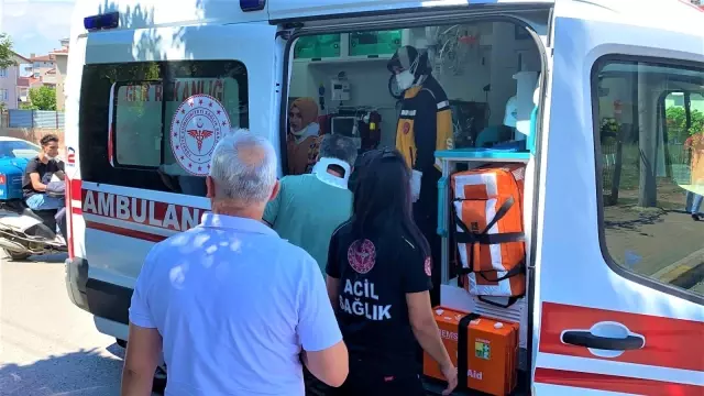 Ayağını gazdan çekmeyince önce araca, sonra direğe çarptı: 1'i çocuk 3 yaralı Ayağını gazdan çekmeyince önce araca, sonra direğe çarptı: 1'i çocuk 3 yaralı