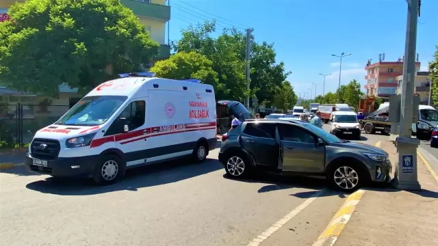 Ayağını gazdan çekmeyince önce araca, sonra direğe çarptı: 1'i çocuk 3 yaralı