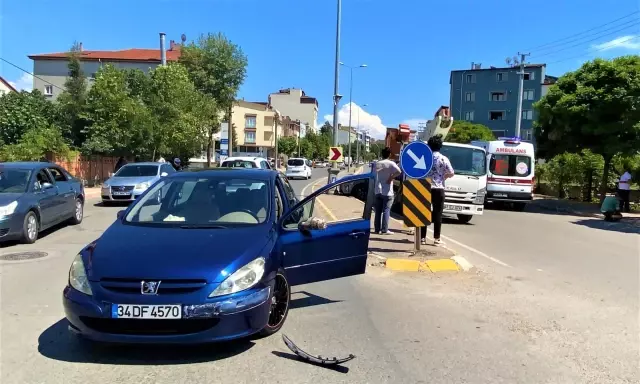 Ayağını gazdan çekmeyince önce araca, sonra direğe çarptı: 1'i çocuk 3 yaralı