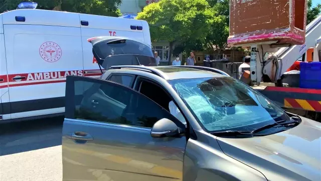Ayağını gazdan çekmeyince önce araca, sonra direğe çarptı: 1'i çocuk 3 yaralı