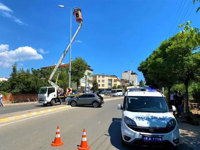 Ayağını gazdan çekmeyince önce araca, sonra direğe çarptı: 1'i çocuk 3 yaralı