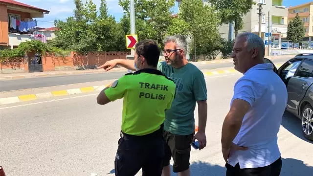 Ayağını gazdan çekmeyince önce araca, sonra direğe çarptı: 1'i çocuk 3 yaralı