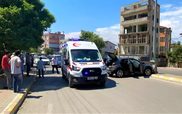Ayağını gazdan çekmeyince önce araca, sonra direğe çarptı: 1'i çocuk 3 yaralı
