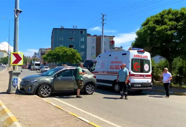 Ayağını gazdan çekmeyince önce araca, sonra direğe çarptı: 1'i çocuk 3 yaralı