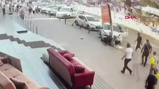 BAHÇELİEVLER'DE FACİANIN EŞİĞİNDEN DÖNÜLEN ANLAR KAMERADA