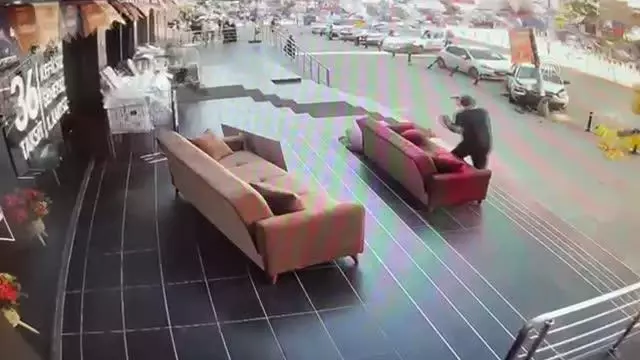 Bahçelievler'de kontrolden çıkan otomobil aydınlatma direğine çarptı