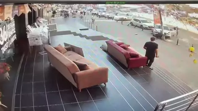 Bahçelievler'de kontrolden çıkan otomobil aydınlatma direğine çarptı