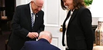 Biden'ın, İsrail Cumhurbaşkanı Rivlin'in Özel Kaleminin önünde diz çökmesi gündemde