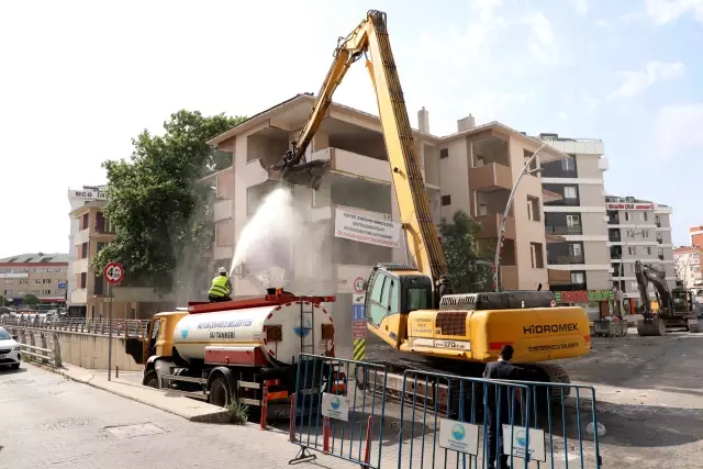Büyükçekmece'de deprem riski taşıyan hasarlı 5 bina yıkıldı