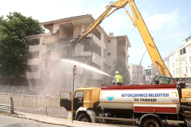 Büyükçekmece'de deprem riski taşıyan hasarlı 5 bina yıkıldı