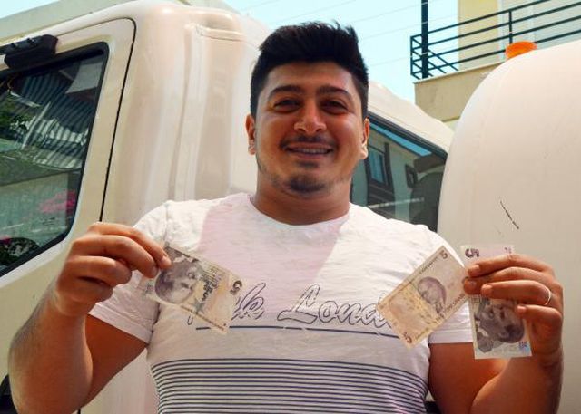 Evlenen arkadaşlarına 50 metre uzunluğunda para taktılar