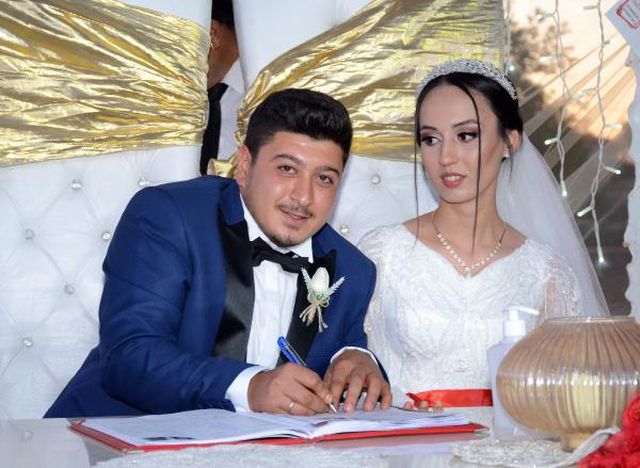 Evlenen arkadaşlarına 50 metre uzunluğunda para taktılar