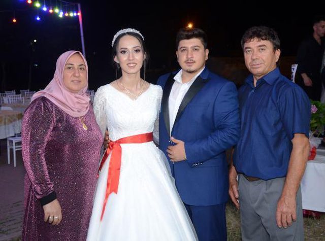 Evlenen arkadaşlarına 50 metre uzunluğunda para taktılar
