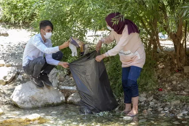 DİYARBAKIR - Çermik'te tarihi mekanların çöpleri gönüllülerin eliyle temizleniyor