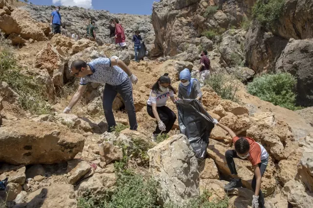 DİYARBAKIR - Çermik'te tarihi mekanların çöpleri gönüllülerin eliyle temizleniyor