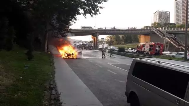 Esenler'de seyir halindeyken alev alarak yanan otomobil kullanılmaz hale geldi