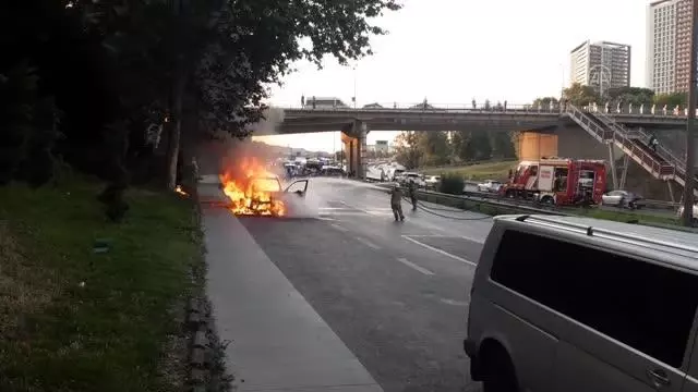 Esenler'de seyir halindeyken alev alarak yanan otomobil kullanılmaz hale geldi