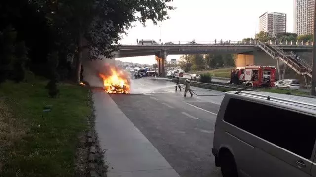 Esenler'de seyir halindeyken alev alarak yanan otomobil kullanılmaz hale geldi