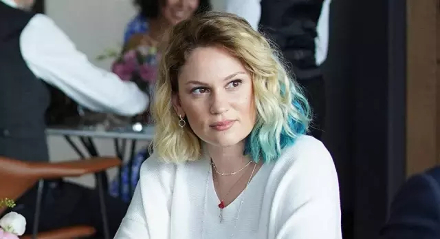 Oyuncu Farah Zeynep Abdullah, prodüktör Efe Çelik ile aşk yaşamaya başladı Oyuncu Farah Zeynep Abdullah, prodüktör Efe Çelik ile aşk yaşamaya başladı