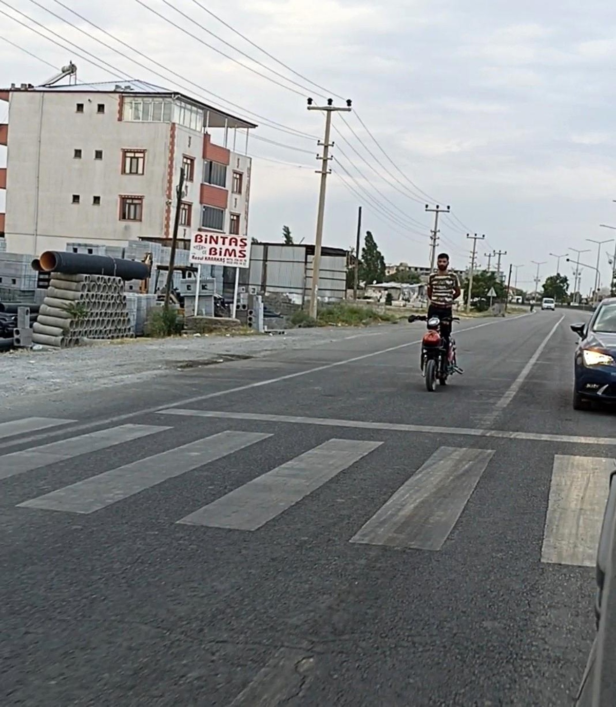 Iğdır'da motosiklet sürücüsü trafikte tehlike saçtı