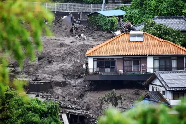 Japonya'da sel ve heyelan felaketinin bilançosu artıyorÖlü sayısı 3'e yükseldi, 80 kişinin akıbeti bilinmiyor