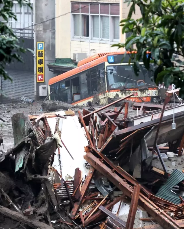 Japonya'da sel ve heyelan felaketinin bilançosu artıyorÖlü sayısı 3'e yükseldi, 80 kişinin akıbeti bilinmiyor