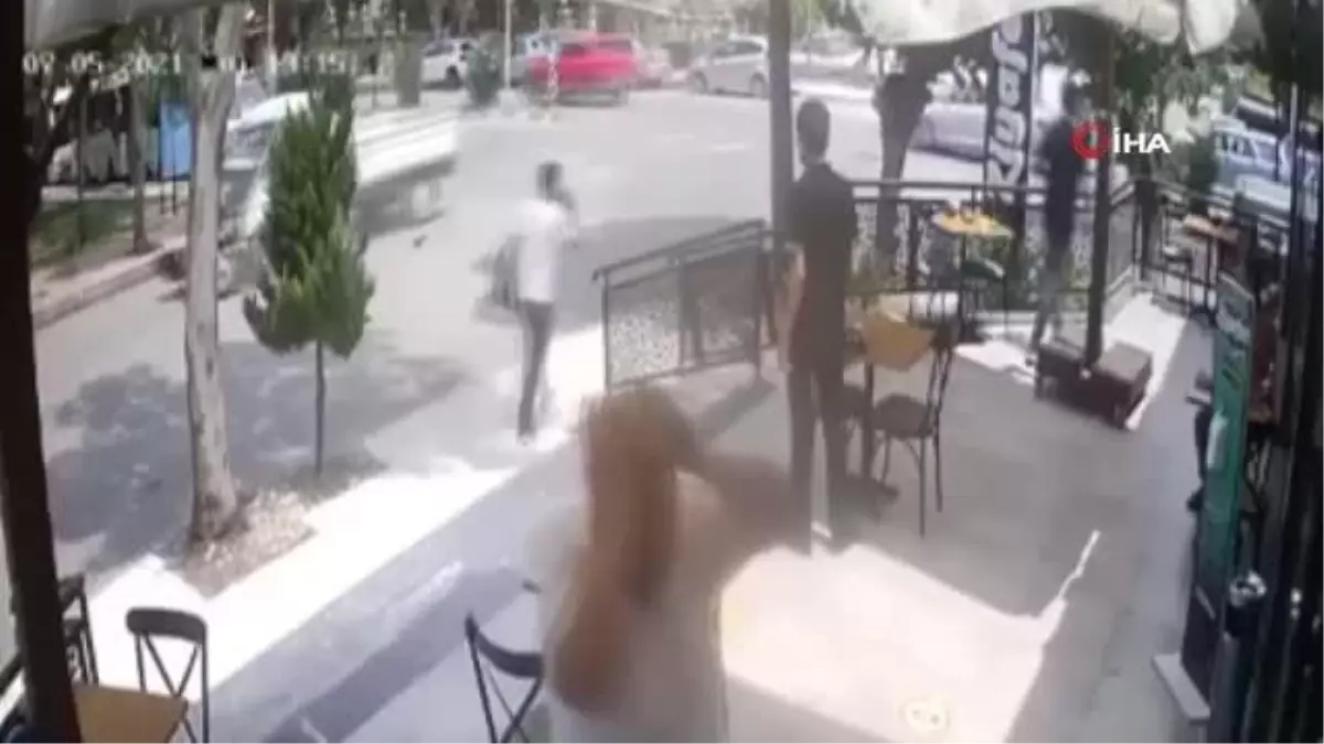 Kamyonete çarpan motosiklet sürücüsü metrelerce böyle havalandı