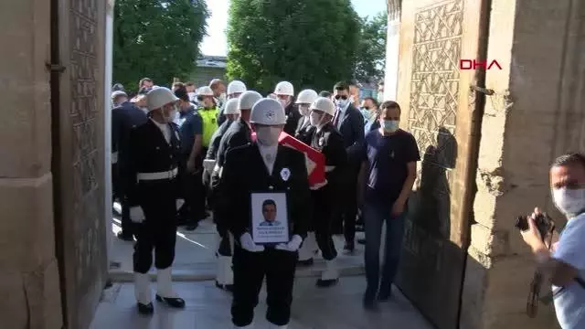 KAZADA ŞEHİT OLAN POLİS GÖZYAŞLARI ARASINDA TOPRAĞA VERİLDİ KAZADA ŞEHİT OLAN POLİS GÖZYAŞLARI ARASINDA TOPRAĞA VERİLDİ