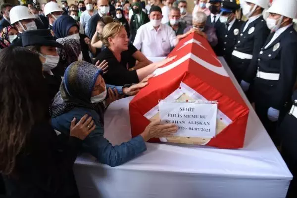 KAZADA ŞEHİT OLAN POLİS GÖZYAŞLARI ARASINDA TOPRAĞA VERİLDİ