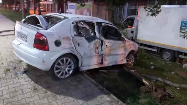 Kontrolden çıkan otomobil muhtarlık binasına çarptı